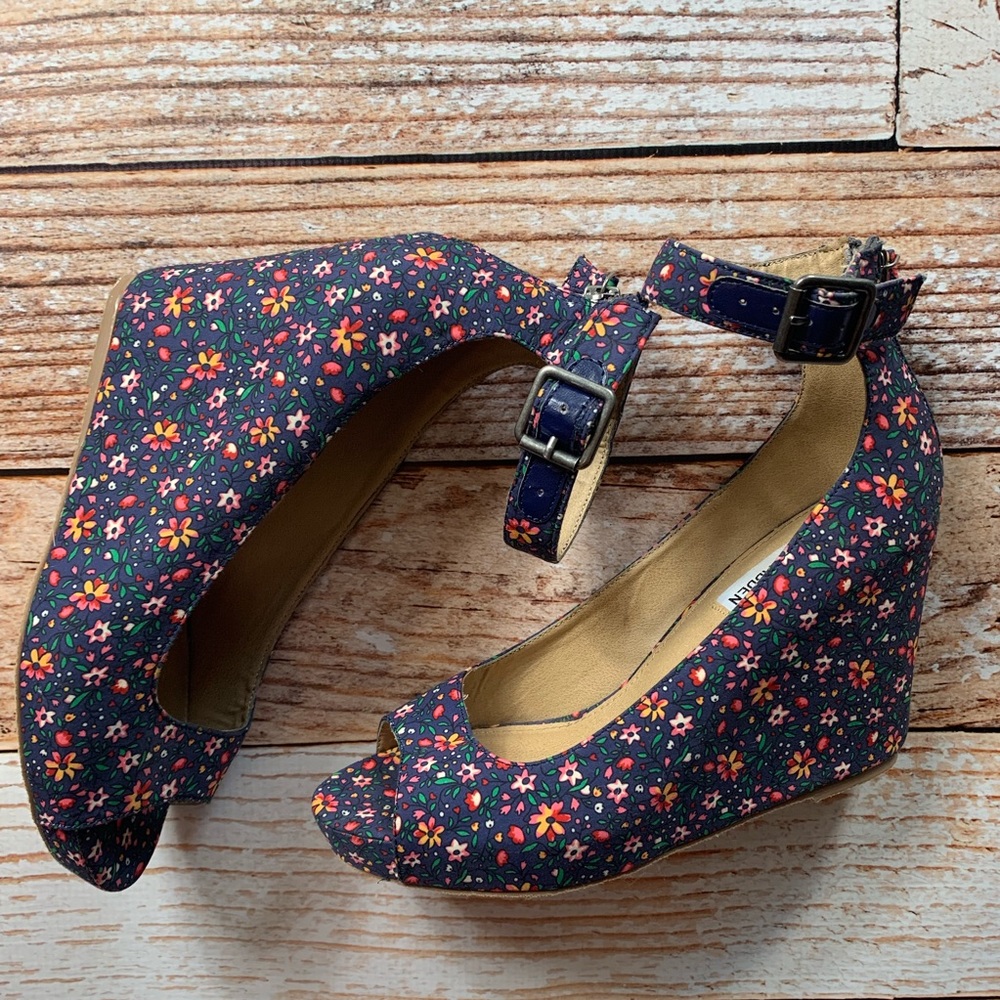 CUTE Steve Madden floral wedge open toe
